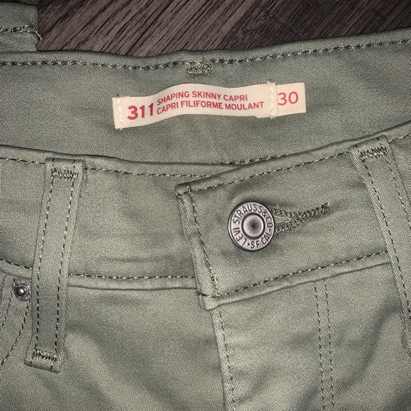 Levi’s 311 Shaping Skinny Capri’s - Picture 6 of 6
